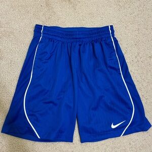 Nike basketball shorts (M)